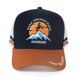 Casquettes de camionneur tricolores personnalisées avec bandes latérales, style tout-terrain, fabricant de casquettes, logo personnalisé sur la visière, casquettes de camionneur rayées, extérieur - Product Image 2