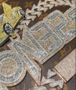 Pendentif de style montre personnalisé avec incrustations de pierres |   Bijoux Hip Hop en Moissanite VVS |   Luxueux bijou en argent 925 CONCEPTION INT-1-46 pour les fêtes - Product Image 3