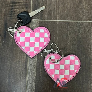 Llavero de Cuero Vacuno con Diseño de Corazón a Cuadros Rosa y Blanco, Hecho a Mano, Estilo Retro, Accesorio de Llavero con Diseño de Tablero de Ajedrez - Product Image 1