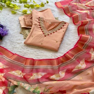 Ensemble Kurti en soie Simar entièrement cousu avec intérieur en coton comprenant une impression numérique Dupatta et un pantalon élégant en dentelle - Product Image 4