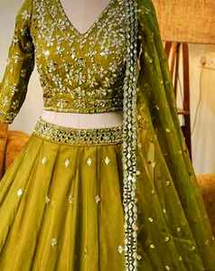Vêtements indiens traditionnels fantaisie Lehenga Choli brodés à la main - Product Image 1