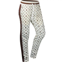 Ensemble de survêtement pour homme, conçu pour une mobilité fluide, confort thermique et port sans pression pendant les activités quotidiennes relaxantes