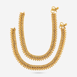 Chaîne de cheville bohème plaquée or Payal antique 190846 avec incrustation de diamants personnalisée, bijoux de mariage d'été, motif clochettes, en laiton - Product Image 1