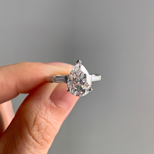 แหวนเพชรโมอิสซาไนต์ทรงลูกแพร์ 1 กะรัต แบบ CRUSHED ICE ขายดี ทองคำขาว 10K แท้ ชุบจากโรงงาน - Product Image 2