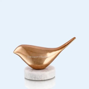 Escultura de asta de aluminio de venta caliente en base negra con acabado dorado para escritorio de oficina y escultura de Decoración de mesa - Product Image 3