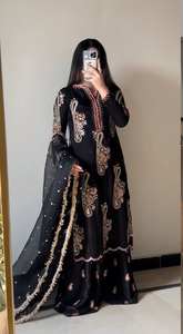 Magnifique salwar kameez noir brodé avec des travaux de zari dorés et un dupatta de designer - Product Image 3