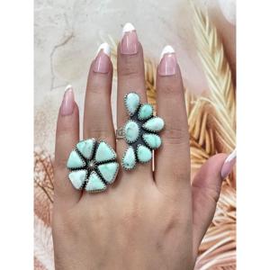 Anillo Ajustable de Plata de Ley con Turquesa y Bisel en Forma de Mano, Inspirado en el Suroeste, Regalo - Product Image 3