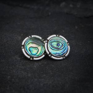 Boucles d'oreilles clous tendance en argent sterling 925 massif avec pierre d'abalone, coquille Pauaa et design à surface plate - Product Image 1