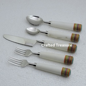 Ensemble de couverts élégant en acier inoxydable argenté avec poignée en résine blanche et verte Ensemble de couverts de vaisselle pour mariages à domicile durables - Product Image 2