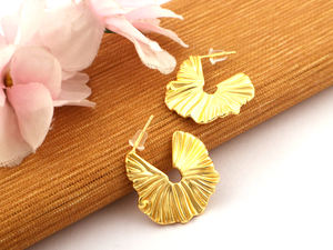 Boucle d'oreille feuille de texture en métal irrégulier personnalité de luxe à la mode en laiton massif plaqué or simple vêtements pour femmes boucle d'oreille en forme d'éventail - Product Image 2