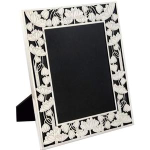 Marco de fotos de metal con esquinas florales en relieve y acabado recubierto de laca para la decoración clásica del hogar o la oficina - Product Image 1