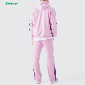 Ensemble de survêtement rose à capuche pour homme avec imprimé étoiles noires, coupe ample, style streetwear, pantalon de jogging long, taille élastique, poches latérales - Product Image 2
