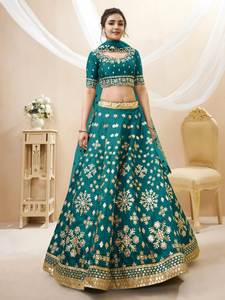 Ensemble Lehenga Bollywood en soie artificielle polyester vert émeraude avec broderie dorée en fil de zari, chemisier assorti et dupatta en filet pour les occasions de fête - Product Image 3
