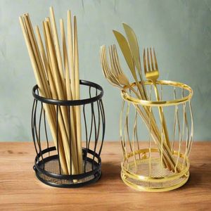 Portacubiertos de hierro de primera calidad para decoración de cocina moderna que ofrece una construcción robusta y una solución organizada para el almacenamiento de utensilios. - Product Image 2