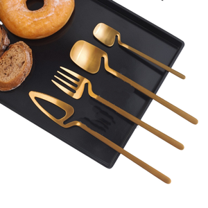 Ensemble de couverts élégants en métal inoxydable de style royal avec manche long et fin décoratif accrocheur pour les maisons et les hôtels - Product Image 2