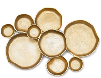 Plateau en aluminium doré à 9 grappes et bol à trempette idéal pour servir des collations aux fruits secs ou comme pièce maîtresse décorative élégante en laiton