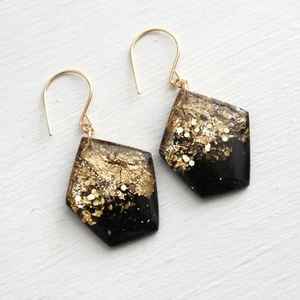 Pendientes de resina de joyería de moda de la India Pendientes hechos a mano para mujeres y niñas Aspecto clásico - Product Image 1