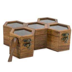 Boîte à épices Masala Daani en laiton Conteneurs hexagonaux en bois boîte à épices armoires de cuisine stockage de poudre épices et herbes utilisation masala - Product Image 1