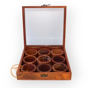 Boîte Masala en bois à neuf compartiments avec couvercle transparent pour organiser et afficher vos épices préférées - Product Image 1