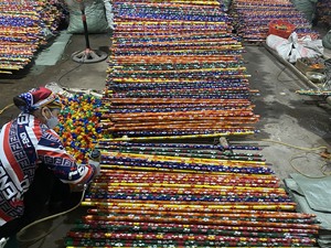 Factory Direct PVC-Coated Wooden <b>Broom</b> Stick Flower Design Home Cleaning <b>Dustpan</b> with PET Plastic Bristle Head Packed in Bag - Product Image 2