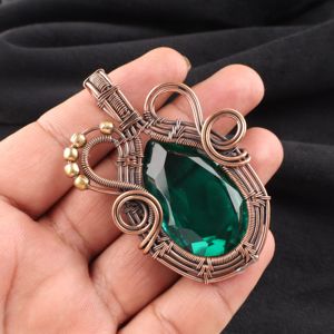 Pendentif de mode en émeraude verte luxurante taille poire, pierre précieuse naturelle, plaqué argent, fil de cuivre enroulé, collier statement - Product Image 4