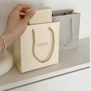 Bán Buôn Thân Thiện Với Môi Túi Giấy Với Logo Riêng Của Bạn Xử Lý Tùy Chỉnh Tái Sử Dụng Bao Bì Mua Sắm Giftluxury Đồ Trang Sức Túi Quần Áo - Product Image 1