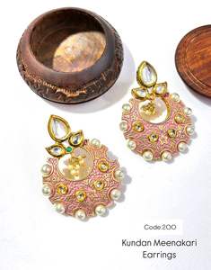 Exquisitos pendientes hechos a mano Kundan Jhumka con gotas de perlas y joyería tradicional Meenakari Touch para mujeres hechas a mano en la India - Product Image 4