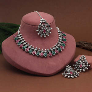 RANI & ชุดสร้อยคอชุบเงินผสมสีเขียวและต่างหูห้อยและหินแก้ว (GSN2073RNIGRN) - Product Image 1