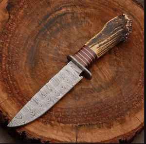 Couteau de chasse en acier Damas fait à la main, couteau à lame fixe pour le camping et le bushcraft avec étui en cuir fin, couteaux en acier personnalisés - Product Image 1