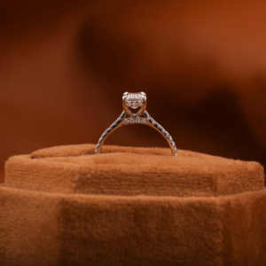 แหวนหมั้นสไตล์คลาสสิกสีขาวทอง14KT พร้อมด้วยเพชรที่ผ่านการรับรอง4.0กะรัตมรกตสำหรับปลูกในห้องปฏิบัติการ - Product Image 6