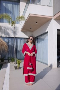 Ensemble Salwar Moderne en Velours Bourgogne pour Femmes avec Travail en Gota Argenté, Tenue de Fête, Vêtement Ethnique Indien pour les Fêtes - Product Image 4