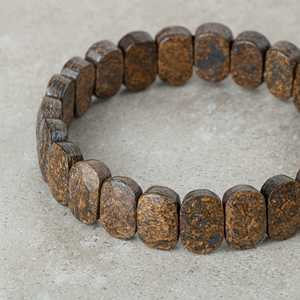 Bracelet en pierre naturelle de bronzite à coupe large - Product Image 3