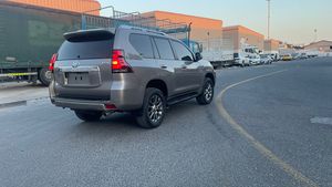 2022 pour T0y0ta Prado avec toit ouvrant et sièges en cuir Diesel Turbo-Moteur Intérieur foncé - Product Image 5