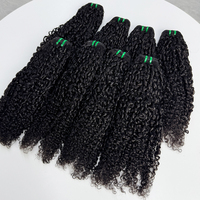 Extensiones de cabello humano rizado tipo pixie, color negro natural, textura suave y con volumen en las puntas, para la elaboración de pelucas.