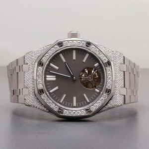 Gran oferta de Reloj clásico de plata con diamantes para uso diario y formal y batería de larga duración para hombres disponible para la venta - Product Image 1