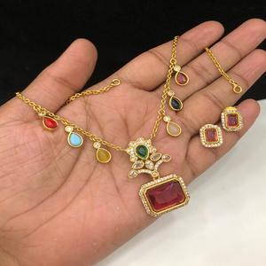 ดูเรียบง่ายคุณภาพระดับพรีเมียมดีไซน์ทันสมัยพร้อมชุดสร้อยคอชุบทองด้วยหินพร้อมต่างหูสำหรับงานแต่งงานของผู้หญิง - Product Image 1