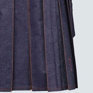 Kilt en jean pour homme avec surpiqûres contrastées orange, kilt utilitaire moderne, poches cargo durables, OEM ODM - Product Image 5