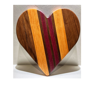 Planche à découper en bois à succès avec forme de cœur et bois naturel personnalisé et taille de haute qualité - Product Image 1