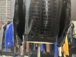 Veste en cuir élégante à motif crocodile avec un savoir-faire en cuir de haute qualité assurant une utilisation durable et un style haut de gamme - Product Image 4