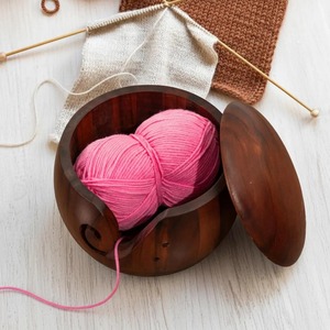 Bol à fil en bois de hêtre naturel de bonne qualité, léger, poli, organisateur artisanal avec alimentation en fil pour le crochet, disponible à la vente - Product Image 5