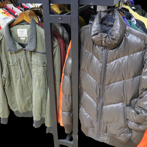 Pacas de Ropa Usada: Jeans, Camisetas, Chaquetas, Gorras, Colores Surtidos (Denim, Azul, Negro, Blanco), Ropa de Segunda Mano para Reventa al Por Mayor - Product Image 1