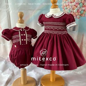 Robe smock en coton rouge pour filles Mitexco avec col Peter Pan, manches bouffantes, broderie à la main, style vintage, coupe évasée - Product Image 1