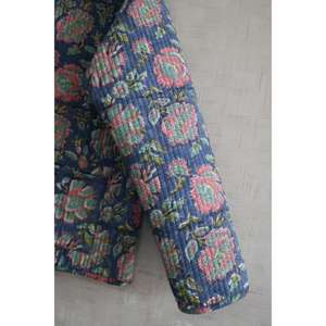 Veste en coton matelassée réversible écologique tissée à la main pour femmes, imprimé floral en blocs, manches longues, vêtements d'extérieur d'hiver, bouton en coton - Product Image 3