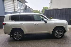 Excelente Chevrolet Suburban 2024 Blanco para VX Limited Gasolina/Petróleo, Volante a la Izquierda, Techo Solar, Arranque Remoto, Asientos de Cuero - Product Image 5