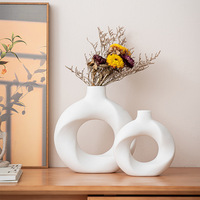Vase en céramique élégant et tendance, taille S disponible en blanc ou noir