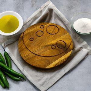 Planche à découper Affinity Decor en bois d'acacia Halloween Full Moon avec rainure pour décor festif et service d'apéritif - Product Image 1