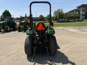 Tracteur utilitaire compact John Deere 2032R 31HP 4x4 à transmission hydrostatique, avec chargeur frontal, pelle arrière et tondeuse, prêt à l'emploi, moteur diesel. - Product Image 6