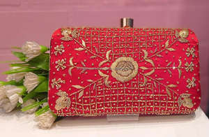 Nouvel arrivage Superbe pochette de soirée en satin multicolore à imprimé floral gaufré fait à la main pour femmes Sac à main avec chaîne en métal perlé - Product Image 4