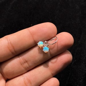 ต่างหูเงินแท้ประดับโอปอลไฟสีขาว รุ่น Stone House Welo  เครื่องประดับประจำเดือนตุลาคม - Product Image 5