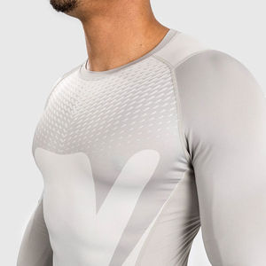 Protector de sarpullido de manga larga para hombre con ajuste de compresión cómodo y longitudes de manga personalizadas Característica elástica del logotipo frontal - Product Image 4